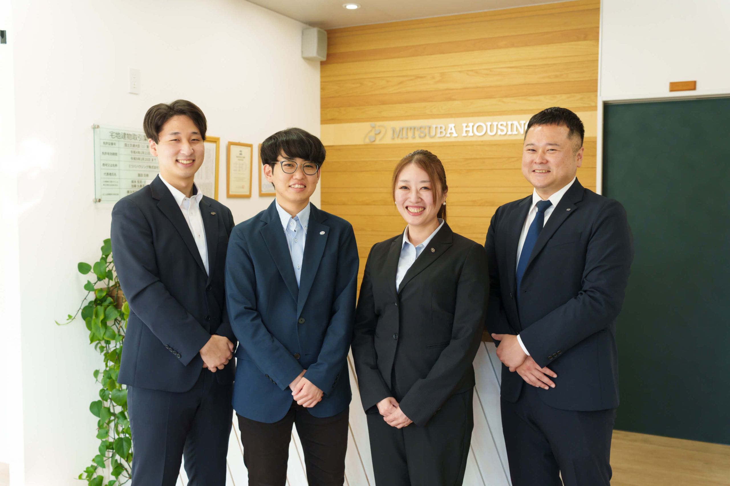 4人のスタッフが並んで立っている