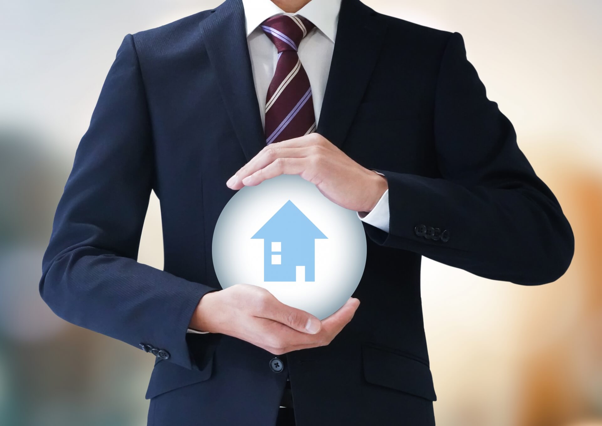 保土ヶ谷区の不動産買取と仲介の違いを解説するイメージ（家を扱う担当者）