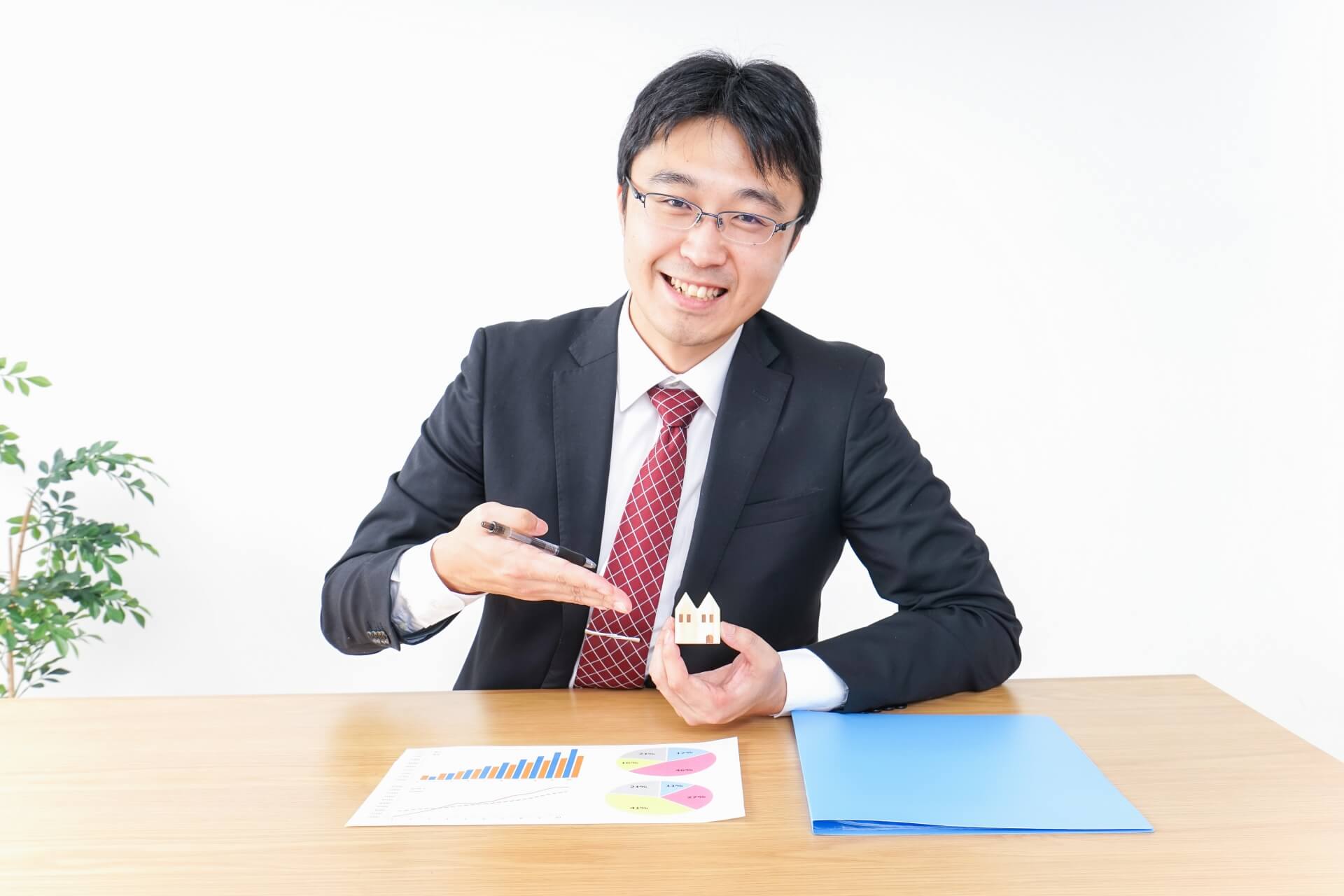 戸塚区で不動産売却をサポートする不動産会社の担当者イメージ