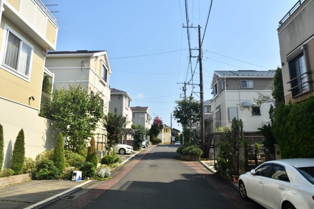 横浜でマイホームを売る流れと準備を示すイメージ（住宅街の街並み）