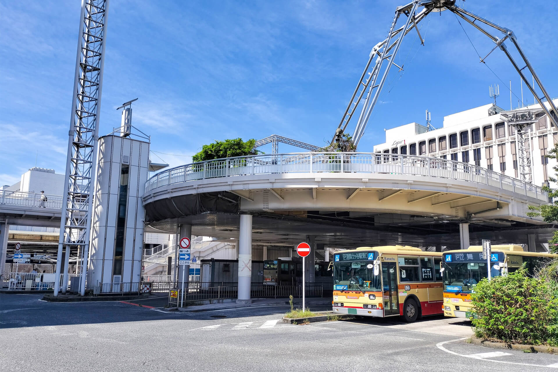 東戸塚駅周辺の利便性と交通アクセスを象徴するバスターミナル風景