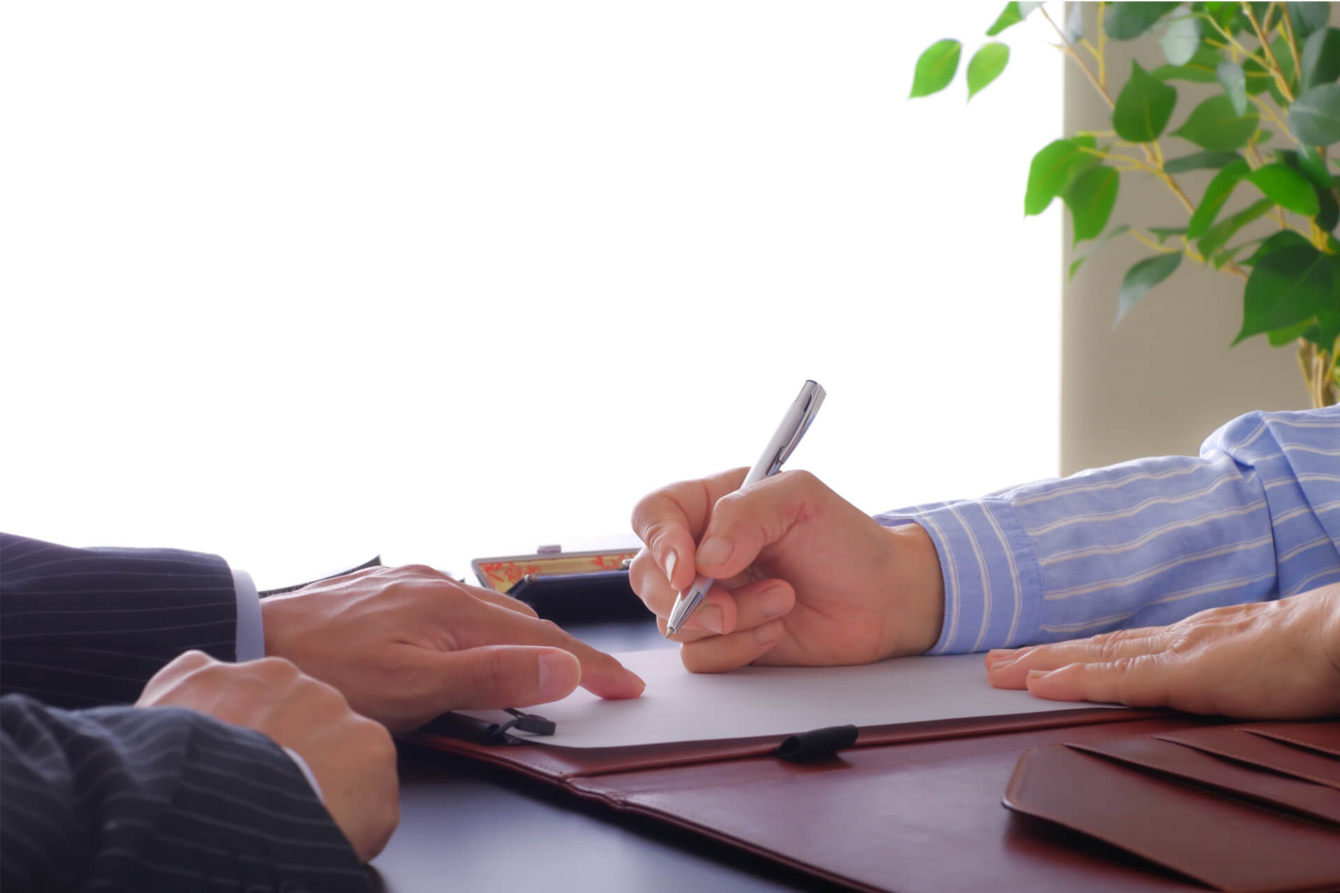 専任媒介契約と専属専任媒介契約の違いを示すイメージ（契約書への署名）