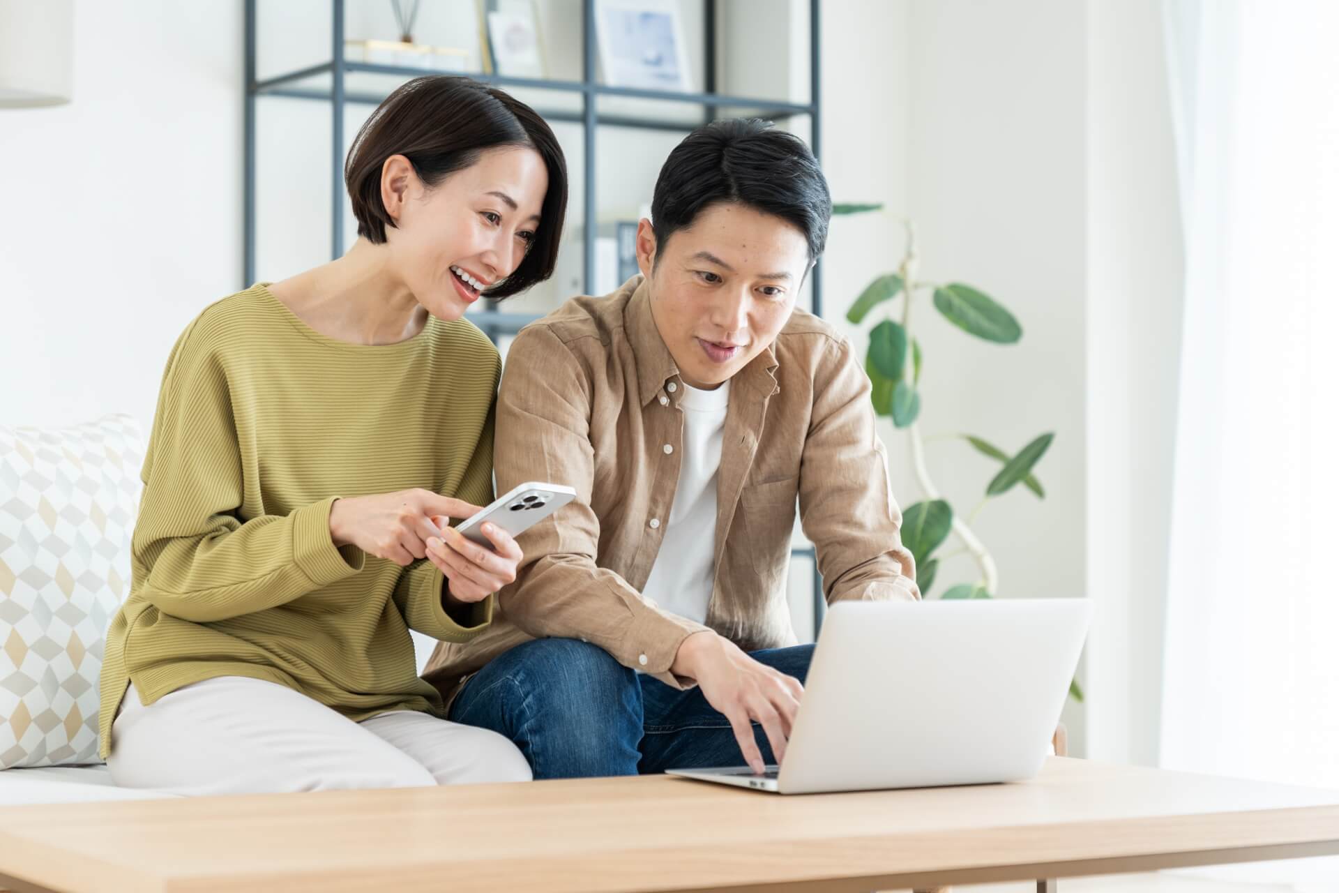 横浜でマイホーム売却を相談できるミツバハウジングのイメージ（相談する夫婦）