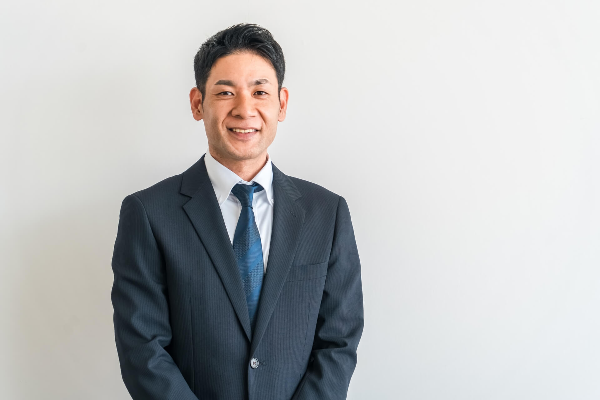 横浜でマイホームを売りたい人が最初に知るべきポイントを解説するイメージ（不動産担当者）