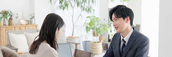 横浜でマイホーム売却について相談する様子（対面相談）