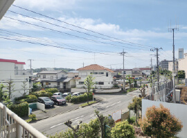物件からの眺望。青空の下に広がる住宅街