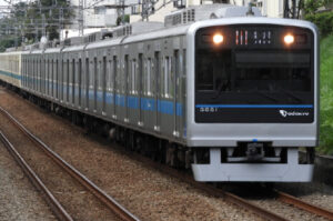 六会日大前駅を通過する小田急線急行