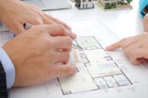 間取り図をもとに住まいづくりを相談する様子（自由設計イメージ）