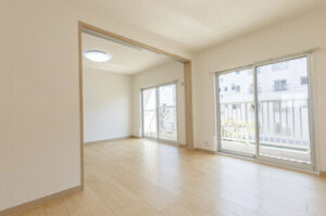 陽当たり良好なリビングと隣接洋室の開放的な室内空間（バルコニー付き）