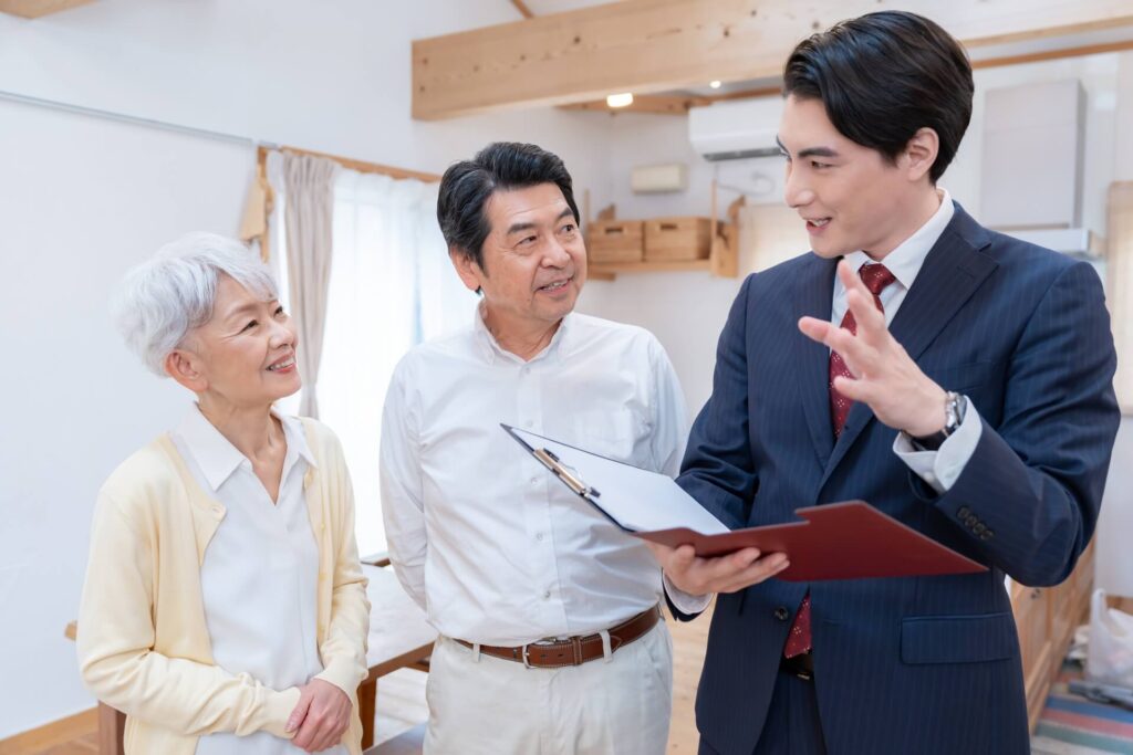 シニア世代に寄り添いながら住まいの価値やリフォームについて説明する相談シーン