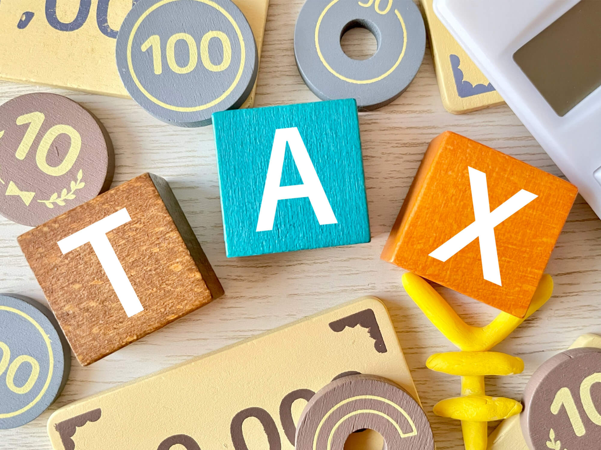 実家売却時に関係する税金をイメージしたTAXの文字ブロック