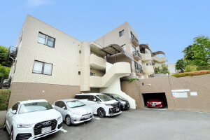 ラミアール藤沢モアクレストA棟の外観と敷地内駐車場