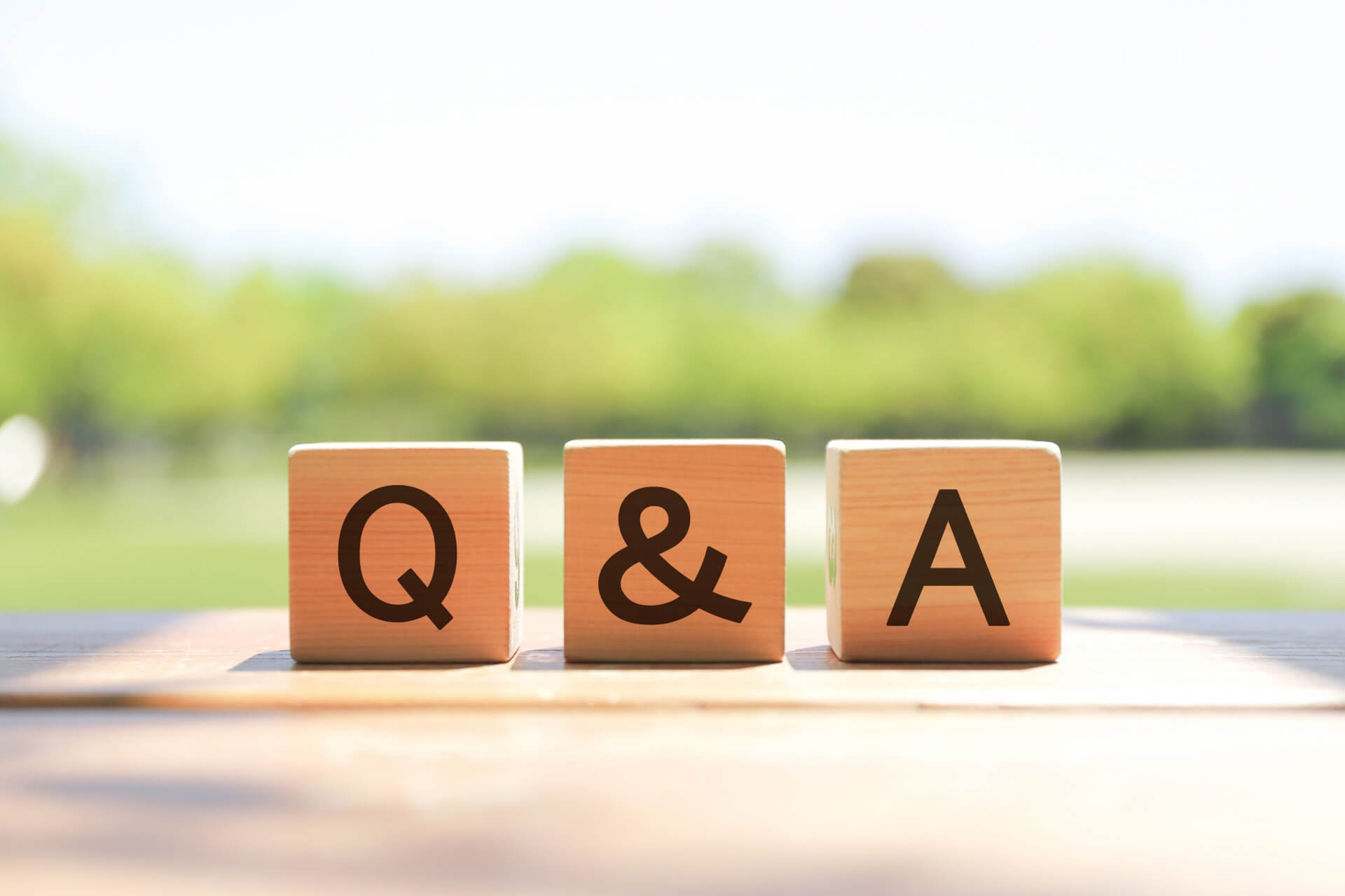 「Q&A」と書かれた木製ブロック｜不動産売却相談に関するよくある質問のイメージ