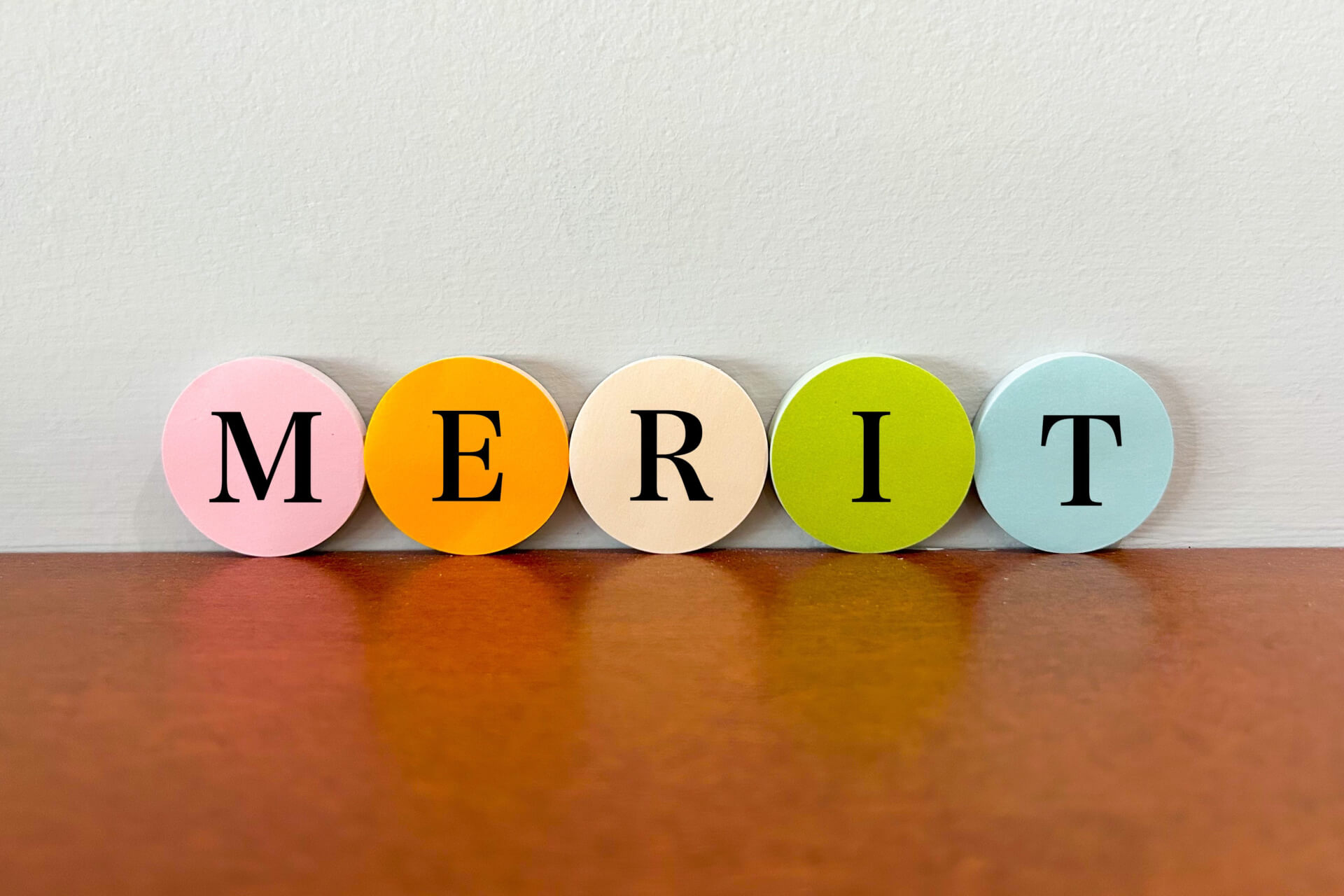 MERITの文字が並ぶカラフルなブロック｜不動産買取のメリット