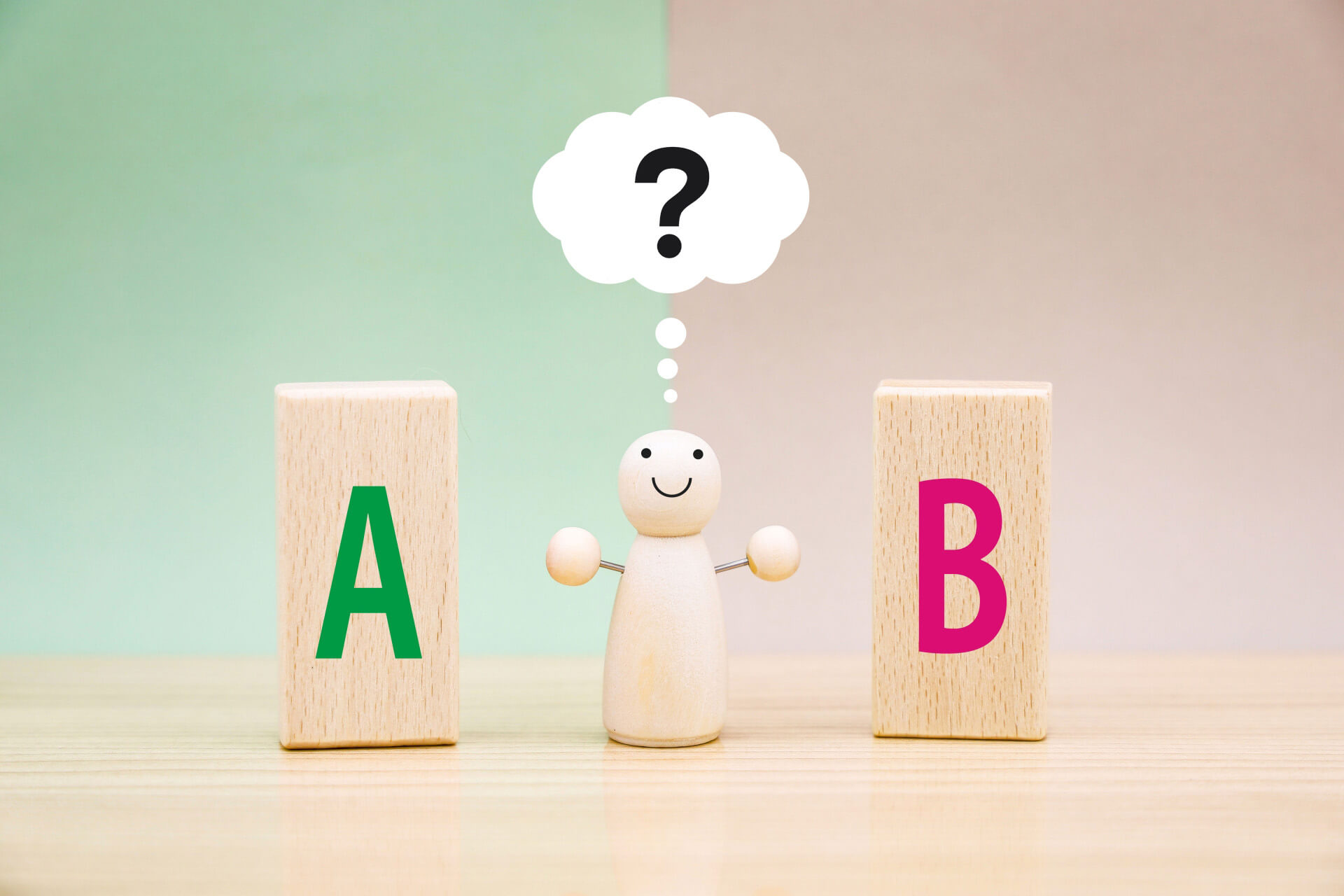 AとBの選択肢の間で迷う人物｜不動産買取と仲介の違いを比較するイメージ